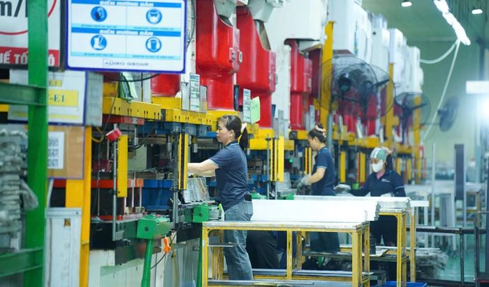 Sản xuất nhôm tại Công ty CP Hyundai Aluminum Vina, Khu công nghiệp Điềm Thụy. Ảnh: PV