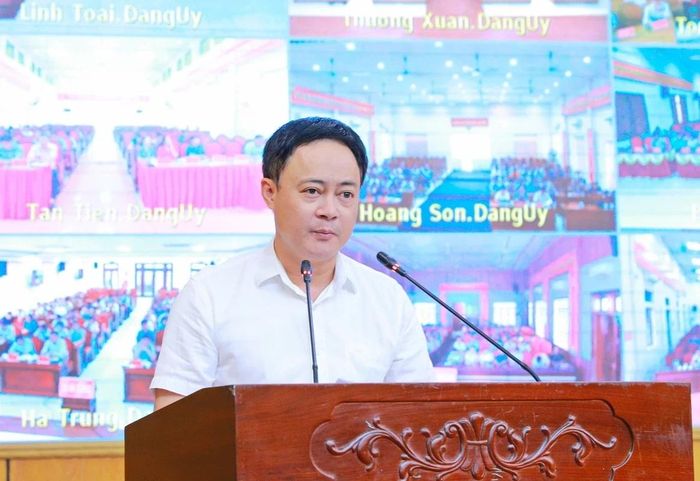Giám đốc Sở Nội vụ tỉnh Thanh Hóa Lê Ngọc Hợp trình bày phương án tổng thể sắp xếp thôn, tổ dân phố trên địa bàn tỉnh. Ảnh: Minh Hiếu