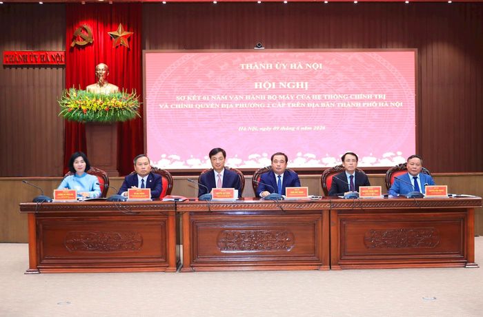 Ủy viên Bộ Chính trị, Bí thư Trung ương Đảng,Trưởng Ban Tổ chức Trung ương Nguyễn Duy Ngọc và Ủy viên Bộ Chính trị, Bí thư Thành ủy, Trưởng Đoàn ĐBQH TP. Hà Nội Trần Đức Thắng cùng các đồng chí Thường trực Thành ủy chủ trì hội nghị