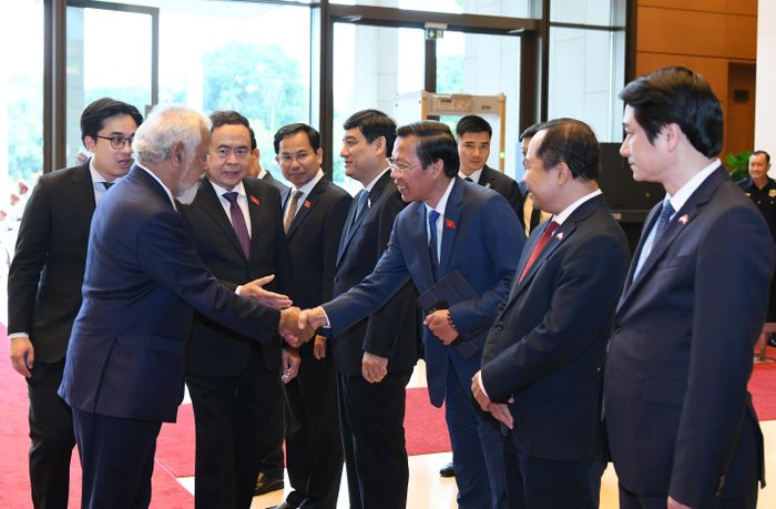 Chủ tịch Quốc hội Trần Thanh Mẫn giới thiệu với Thủ tướng Timor-Leste Kay Rala Xanana Gusmão về các thành viên đoàn đại biểu Việt Nam