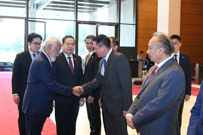 Chủ tịch Quốc hội Trần Thanh Mẫn giới thiệu với Thủ tướng Timor-Leste Kay Rala Xanana Gusmão về các thành viên đoàn đại biểu Việt Nam