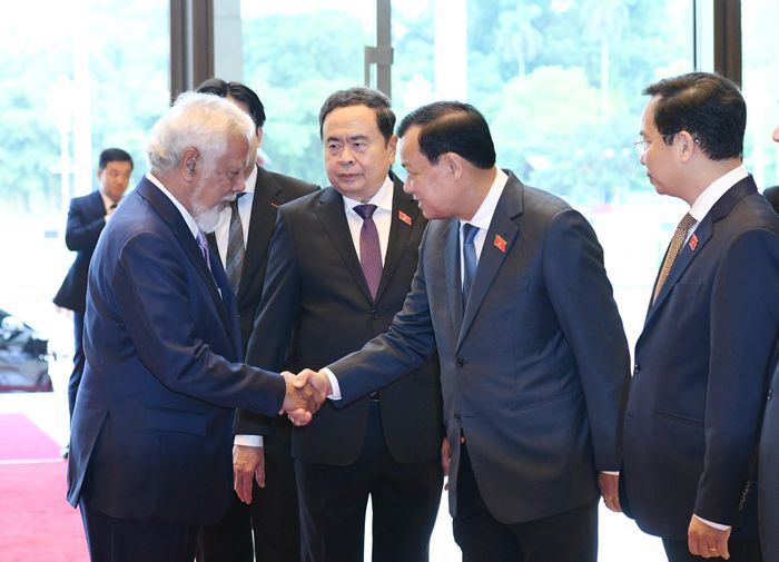 Chủ tịch Quốc hội Trần Thanh Mẫn giới thiệu với Thủ tướng Timor-Leste Kay Rala Xanana Gusmão về các thành viên đoàn đại biểu Việt Nam