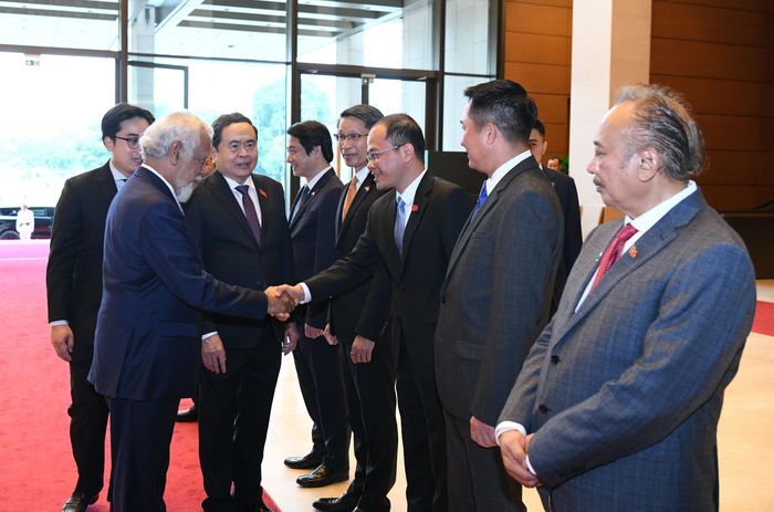 Chủ tịch Quốc hội Trần Thanh Mẫn giới thiệu với Thủ tướng Timor-Leste Kay Rala Xanana Gusmão về các thành viên đoàn đại biểu Việt Nam