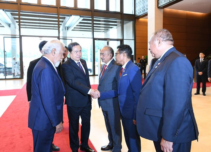 Thủ tướng Timor-Leste Kay Rala Xanana Gusmão giới thiệu với Chủ tịch Quốc hội Trần Thanh Mẫn về các thành viên đoàn đại biểu Timor