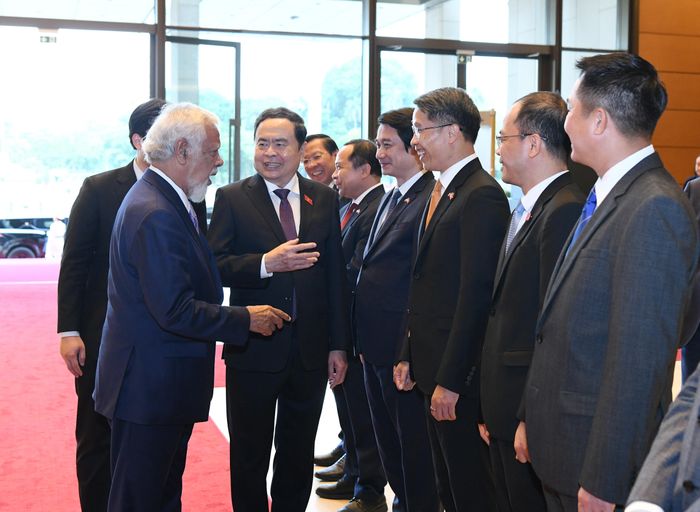 Chủ tịch Quốc hội Trần Thanh Mẫn giới thiệu với Thủ tướng Timor-Leste Kay Rala Xanana Gusmão về các thành viên đoàn đại biểu Việt Nam