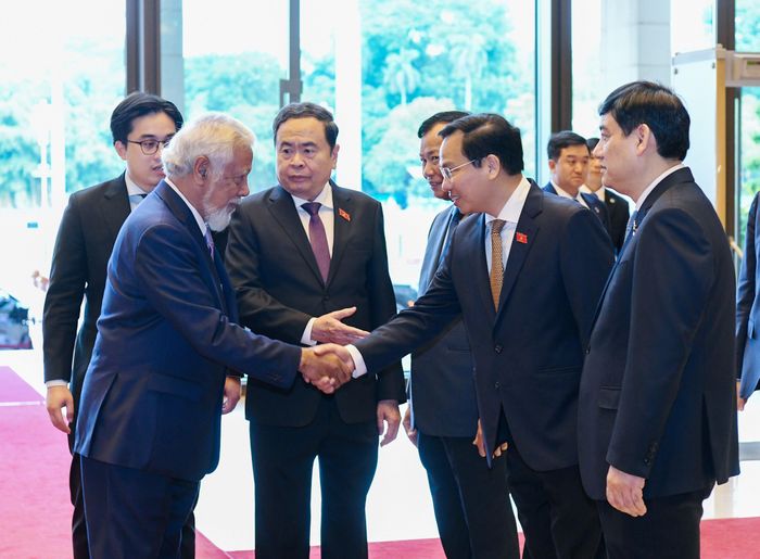Chủ tịch Quốc hội Trần Thanh Mẫn giới thiệu với Thủ tướng Timor-Leste Kay Rala Xanana Gusmão về các thành viên đoàn đại biểu Việt Nam