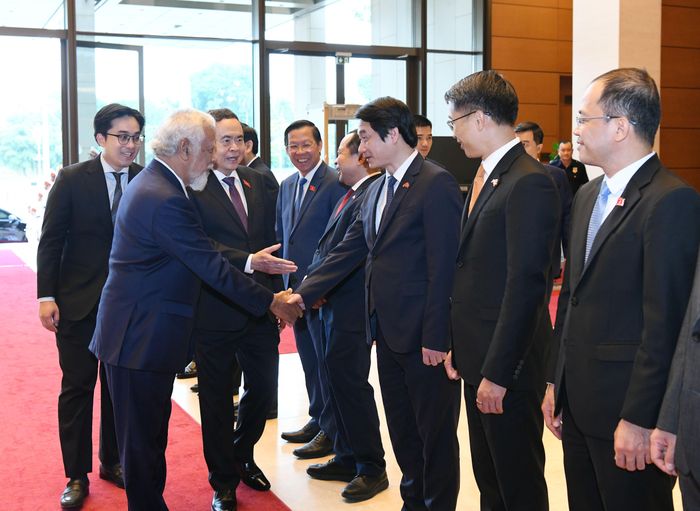 Chủ tịch Quốc hội Trần Thanh Mẫn giới thiệu với Thủ tướng Timor-Leste Kay Rala Xanana Gusmão về các thành viên đoàn đại biểu Việt Nam