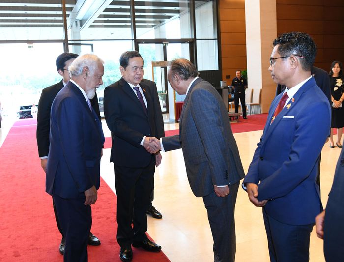 Thủ tướng Timor-Leste Kay Rala Xanana Gusmão giới thiệu với Chủ tịch Quốc hội Trần Thanh Mẫn về các thành viên đoàn đại biểu Timor