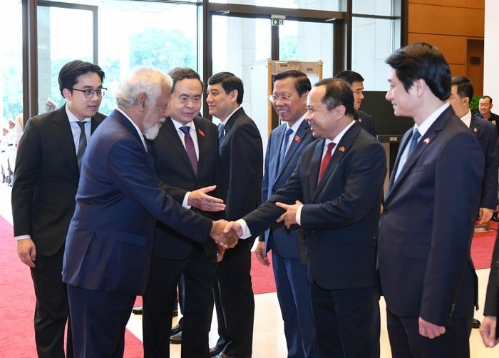 Chủ tịch Quốc hội Trần Thanh Mẫn giới thiệu với Thủ tướng Timor-Leste Kay Rala Xanana Gusmão về các thành viên đoàn đại biểu Việt Nam