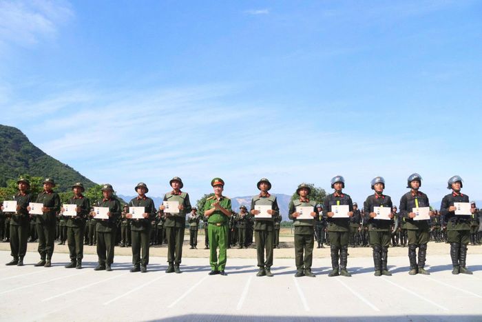 Thượng tá Đặng Hồng Tinh trao chứng chỉ hoàn thành chương trình huấn luyện chiến sĩ nghĩa vụ trong lực lượng Công an nhân dân cho các chiến sĩ.