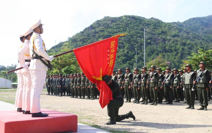 Chiến sĩ mới tuyên thệ trước Quân kỳ tại lễ bế giảng khóa huấn luyện công dân thực hiện nghĩa vụ tham gia Công an nhân dân năm 2026.