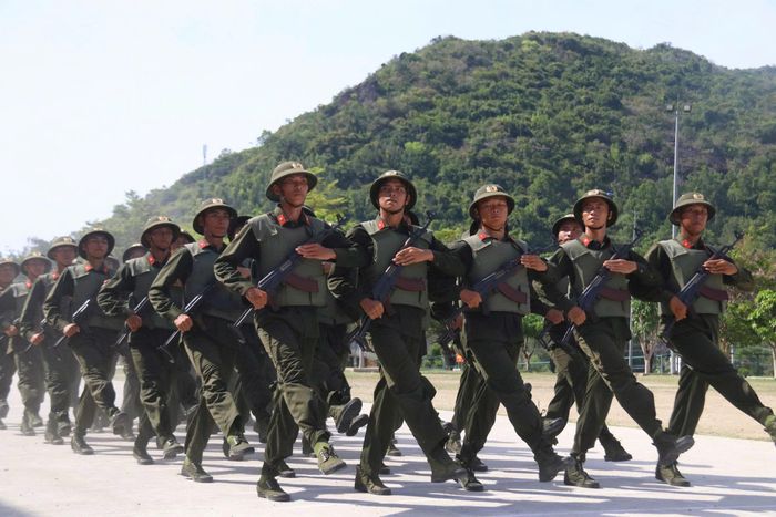 Khối chiến sĩ tay không diễu hành qua lễ đài.