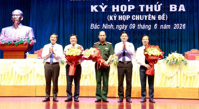Bí thư Tỉnh ủy Nguyễn Hồng Thái và Phó Bí thư Tỉnh ủy, Chủ tịch HĐND tỉnh Nguyễn Việt Oanh tặng hoa chúc mừng các nguyên Ủy viên UBND tỉnh và các Ủy viên UBND tỉnh nhiệm kỳ 2026-2031 vừa được bầu tại kỳ họp