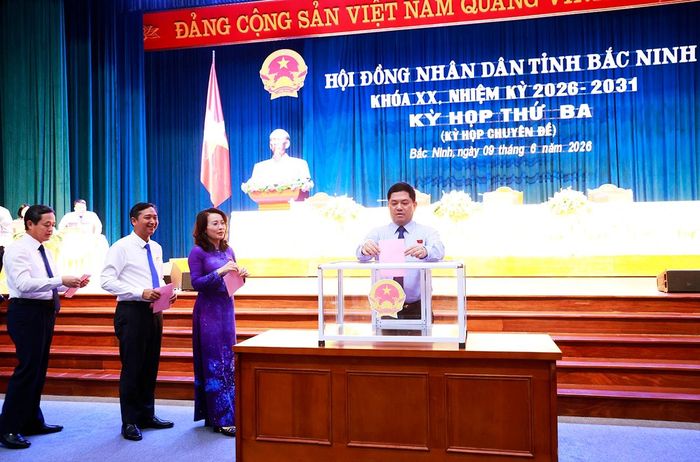 Các đại biểu bỏ phiếu thực hiện công tác tổ chức cán bộ tại kỳ họp