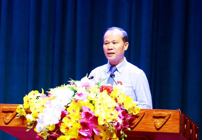 Phó Chủ tịch Thường trực UBND tỉnh Mai Sơn trình bày tờ trình giới thiệu nhân sự bầu Ủy viên UBND tỉnh nhiệm kỳ 2026 - 2031