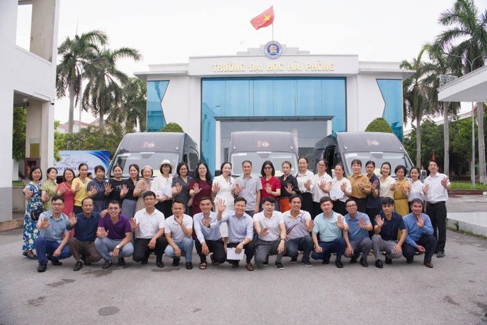 Hơn 40 cán bộ, giảng viên Trường Đại học Hải Phòng lên đường thực hiện nhiệm vụ kiểm tra công tác coi thi tại tỉnh Thanh Hóa.