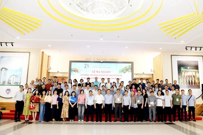 Lãnh đạo Đại học Kinh tế Quốc dân cùng đoàn cán bộ, giảng viên tham gia kiểm tra công tác coi thi tốt nghiệp THPT 2026.