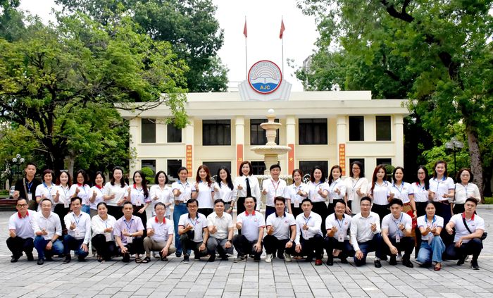 Ban Giám đốc Học viện Báo chí và Tuyên truyền chụp ảnh lưu niệm cùng đoàn kiểm tra trước khi đoàn xuất phát