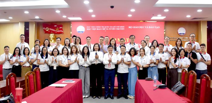 Ban Giám đốc học viện chụp ảnh lưu niệm cùng đoàn tại buổi gặp mặt
