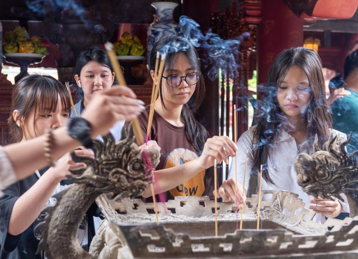 Mỗi nén hương là một lời cầu chúc cho kỳ thi sắp tới.