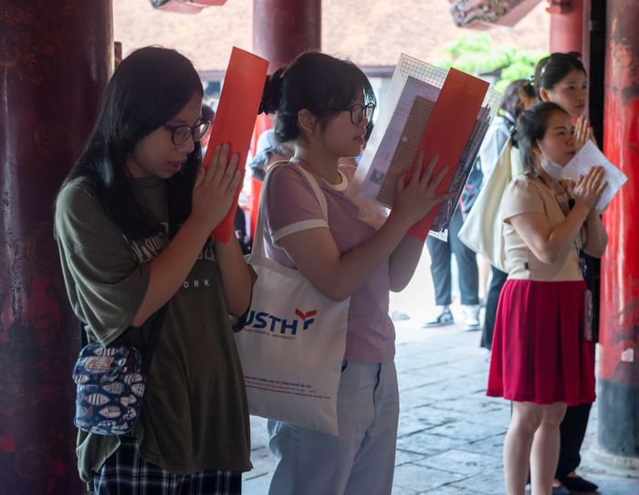 Sĩ tử gửi gắm mong muốn đỗ đạt qua những tờ sớ cầu may.