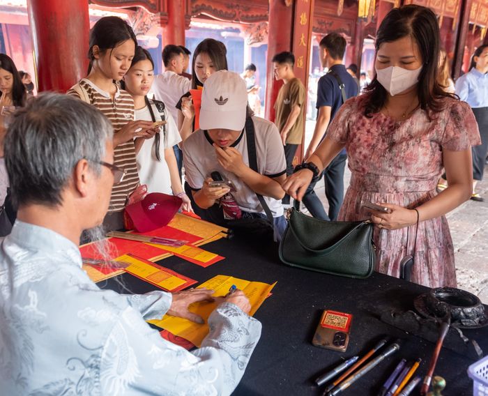 Thầy đồ ghi sớ theo nguyện vọng của phụ huynh và học sinh trước mùa thi.