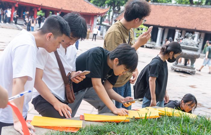 Nhiều học sinh tự ghi họ tên, ngày tháng năm sinh và nguyện vọng lên sớ trước khi làm lễ.