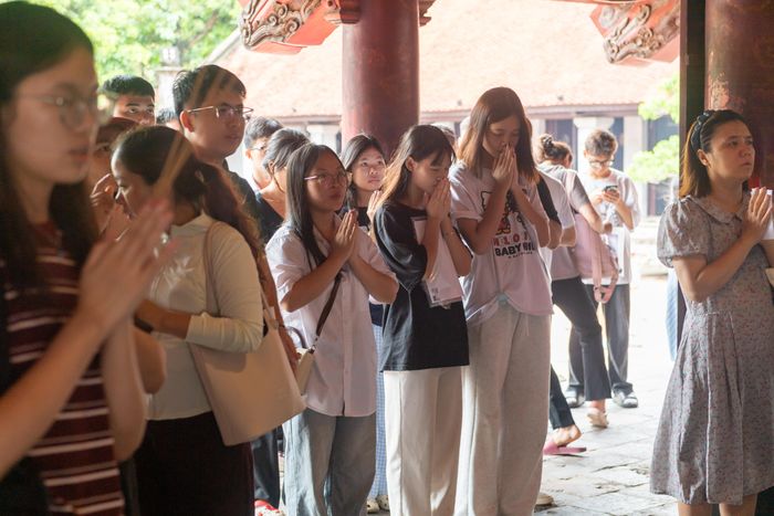 Các sĩ tử thành tâm cầu mong một kỳ thi thuận lợi.