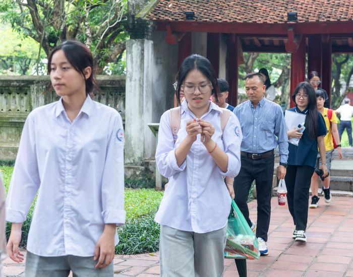 Học sinh tranh thủ dâng hương, xin chữ trước kỳ thi tốt nghiệp THPT.