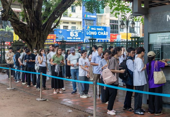 Học sinh, phụ huynh xếp hàng mua vé vào Văn Miếu - Quốc Tử Giám.