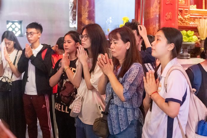Nhiều gia đình tranh thủ đưa con tới Văn Miếu trước mùa thi.