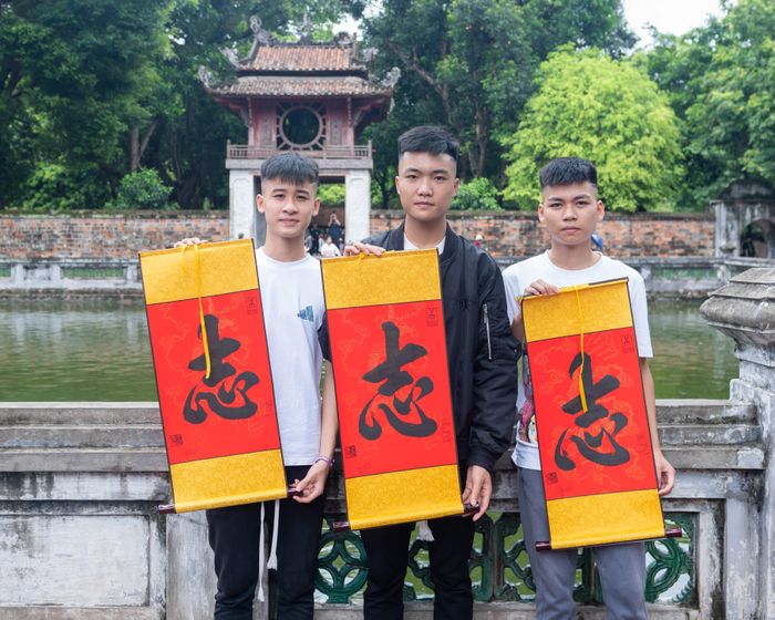 Nguyễn Văn Tú (ngoài cùng bên trái) và nhóm bạn dâng hương, xin chữ cầu may trước kỳ thi tốt nghiệp THPT 2026.