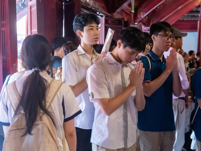 Những ánh mắt đầy hy vọng của sĩ tử trước kỳ thi quan trọng.