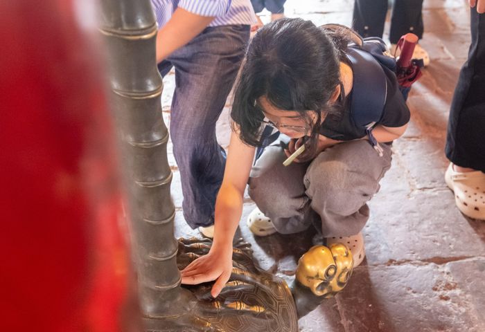 Nhiều sĩ tử không quên xoa tượng rùa đồng để cầu may trước kỳ thi tốt nghiệp THPT.