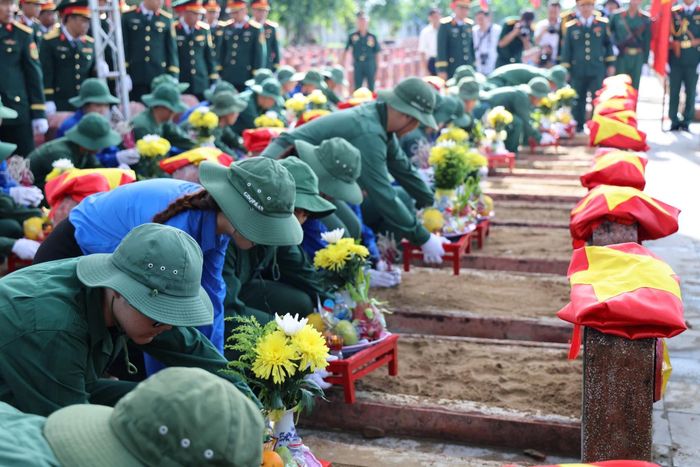 Lễ an táng 80 hài cốt liệt sĩ quân tình nguyện, chuyên gia Việt Nam hy sinh trên đất Lào trở về đất mẹ, ngày 21/5/2026. Ảnh: VGP.