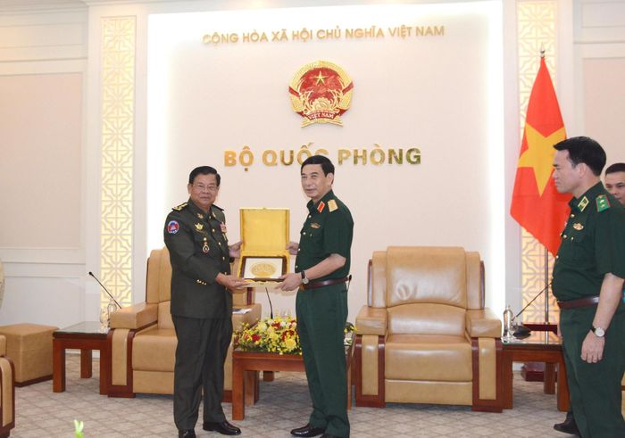 Phó Thủ tướng, Bộ trưởng Quốc phòng Phan Văn Giang tiếp Đại tướng Prak Sovanna, Quốc vụ khanh Bộ Quốc phòng Campuchia. Ảnh: VGP.
