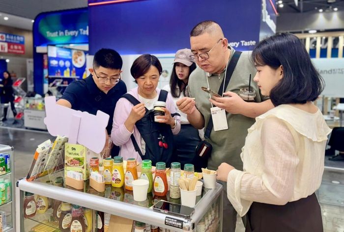 Các gian hàng doanh nghiệp Việt Nam thu hút sự quan tâm của nhiều nhà nhập khẩu, khách tham quan. Ảnh: Cục Xúc tiến thương mại