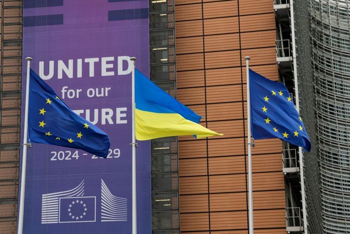 Cờ EU và Ukraine tại trụ sở Ủy ban châu Âu ở Brussels (Bỉ). Ảnh: X/@EU_Commission
