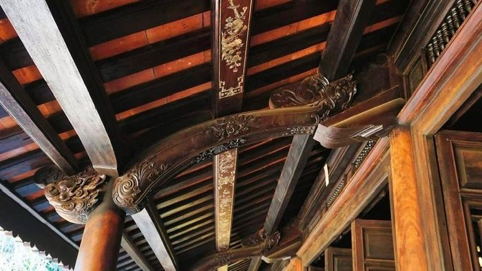 Những cột trụ chống đỡ bằng gỗ được điêu khắc rất tinh xảo.