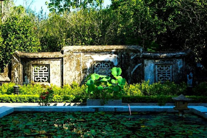 Những bức tường rêu phong cổ kính nhưng vẫn giữ được nét kiến trúc tinh xảo.