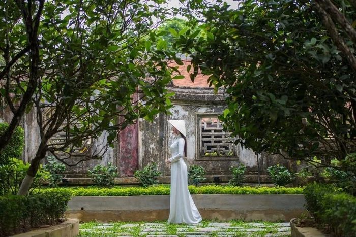 Du khách ghi lại dấu ấn với nhà vườn An Hiên.