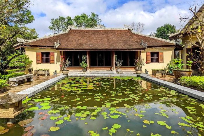 Ngôi nhà rường cổ với hồ nước phía trước vẫn còn lưu lại nét đẹp từ ngàn đời.