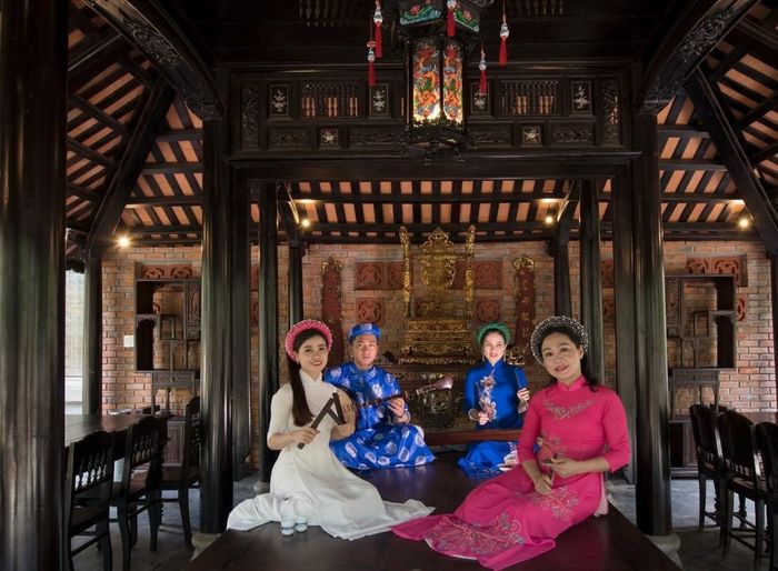 Một trong những hoạt động nổi bật tại nhà vườn là biểu diễn ca Huế phục vụ du khách tham quan.