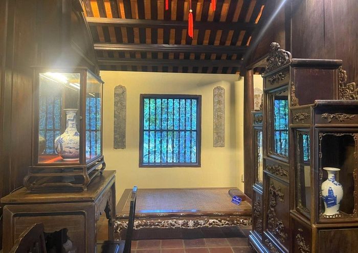 Những di vật cổ xưa vẫn được giữ nguyên vẹn qua hơn trăm năm tại nhà vườn An Hiên.