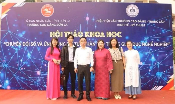 Ông Lò Việt Tuyển, Hiệu trưởng Trường Cao đẳng Lai Châu (thứ 3 từ trái sang) tham dự Hội thảo chuyên đề “Chuyển đổi số và ứng dụng trí tuệ nhân tạo trong giáo dục nghề nghiệp".