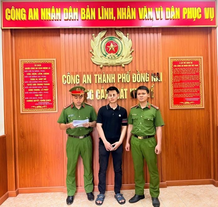 Bị can Vũ Văn Hà Hiếu (áo đen)
