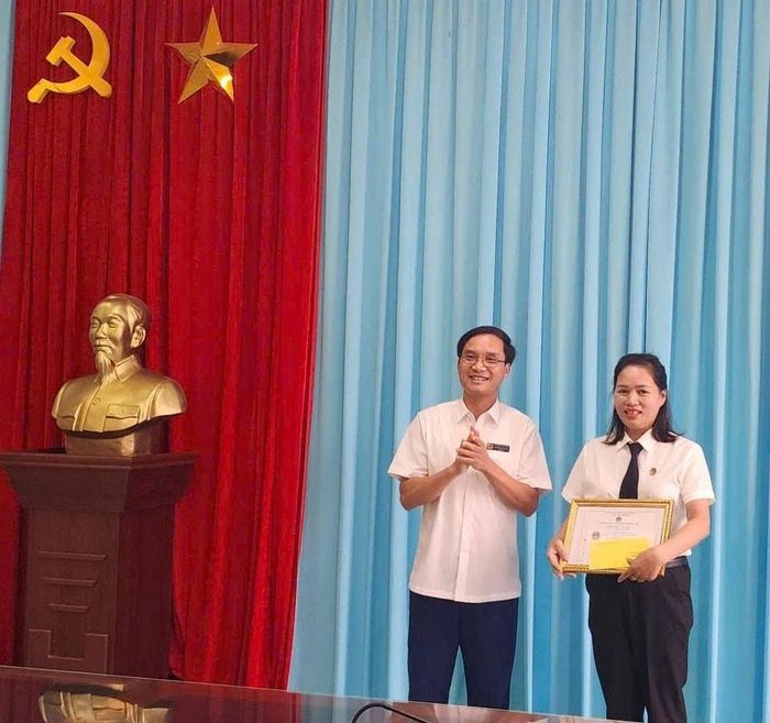 Đồng chí Nguyễn Xuân Hòa, Chánh án TAND tỉnh Lai Châu trao giải cho các cá nhân đạt giải Cuộc thi Tìm hiểu về chuyển đổi số và an toàn thông tin.