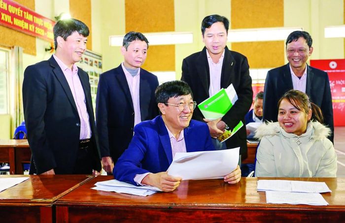 Tổng Giám đốc NHCSXH Dương Quyết Thắng thị sát việc triển khai các chương trình tín dụng chính sách xã hội tại địa phương