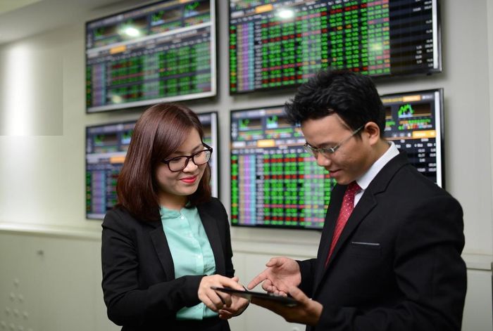 Nhóm cổ phiếu ngân hàng đồng loạt khởi sắc, trở thành động lực chính giúp VN-Index lấy lại sắc xanh sau phiên điều chỉnh mạnh trước đó