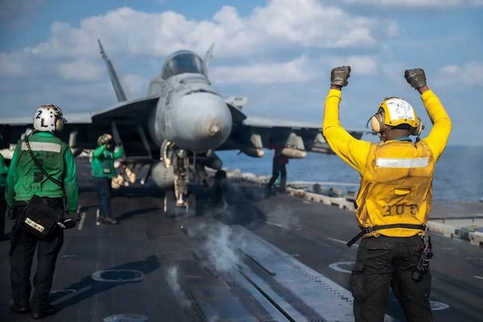 Tiêm kích F/A-18 chuẩn bị cất cánh từ tàu sân bay Mỹ. Ảnh: Hải quân Mỹ
